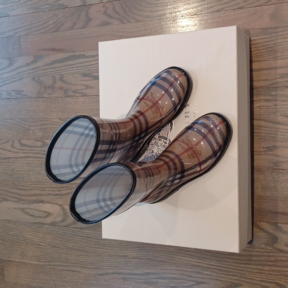Women Mid Calf Burberry Haymarket Check Pattern Rain Boots in Size 5!